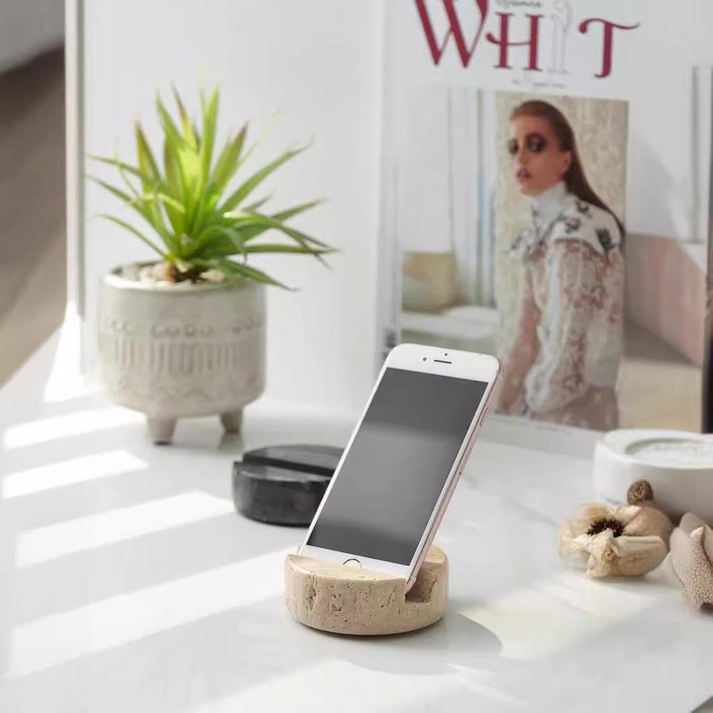 Prosty, biały, marmurowy uchwyt na telefon – okrągła ozdoba na biurko