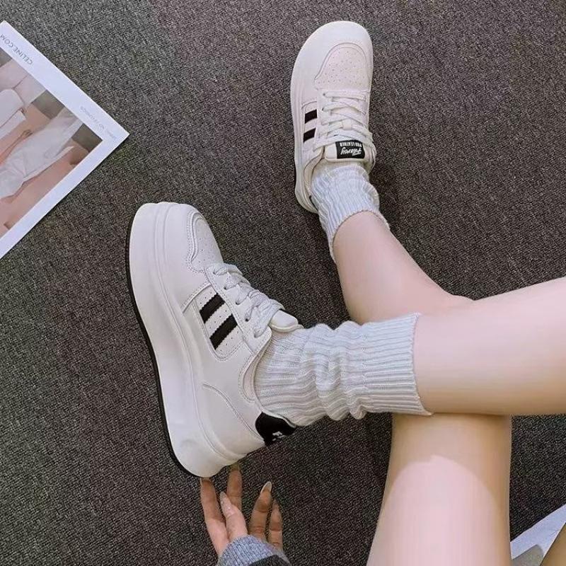 

Белые туфли на платформе женские 2025 новая корейская версия осень и зима бархатные две хлопковые туфли универсальные увеличивающие рост спортивные и повседневные кеды 40 чёрный