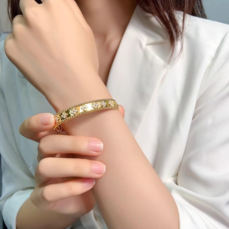 Elegant Kaleidoscope Four-Leaf Clover Bangle - Luxurious, Versatile, and Non-Fading