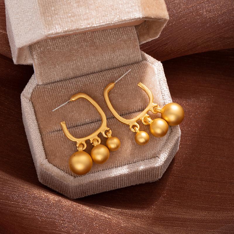 

Versatile Premium Sense Gold Pearl Fringed Earrings Retro Niche Design Sense Gourd Stud Earrings Light Luxury Temperament Earrings
