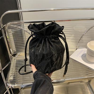 Einfarbiger Fremdgas-Pumpgürtel kleine Tasche Damen 2025 neue vielseitige Ins Bucket Bag modische Schulter-Umhängetasche