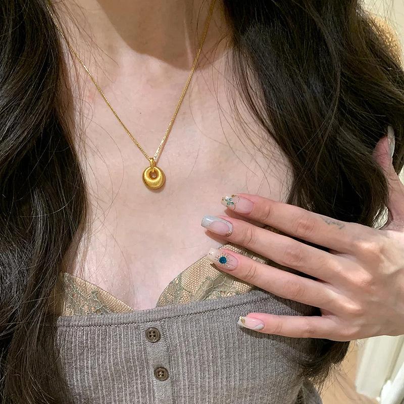 Minimalist new in fashion light luxury brushed round pendant necklace exquisite and High quality collar chain banquet