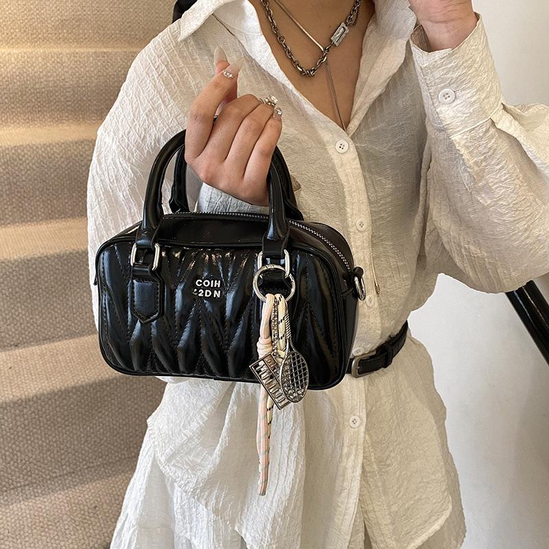 Women's bag 2025 new messenger bag spring and summer small square bag niche design high sense women's shoulder portable diamond bag