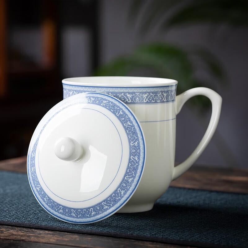 Filiżanki do herbaty Jingde Story z niebiesko-białej porcelany kostnej z pokrywkami (2-Pack)