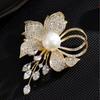 Exquisite Flower Imitation Pearl Brooches for Women Shiny Rhinestone Lapel Pins Sweater Cardigan Jewelry Gifts