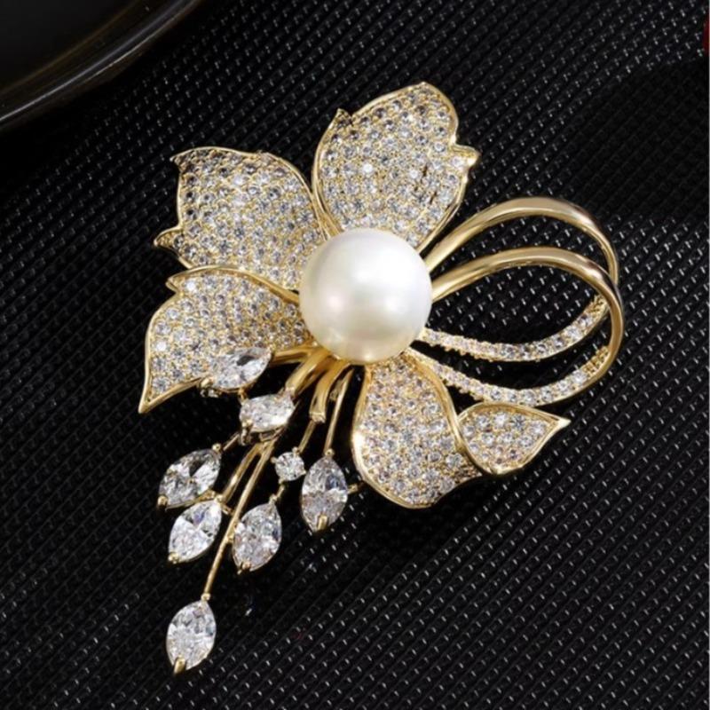 Exquisite Flower Imitation Pearl Brooches for Women Shiny Rhinestone Lapel Pins Sweater Cardigan Jewelry Gifts