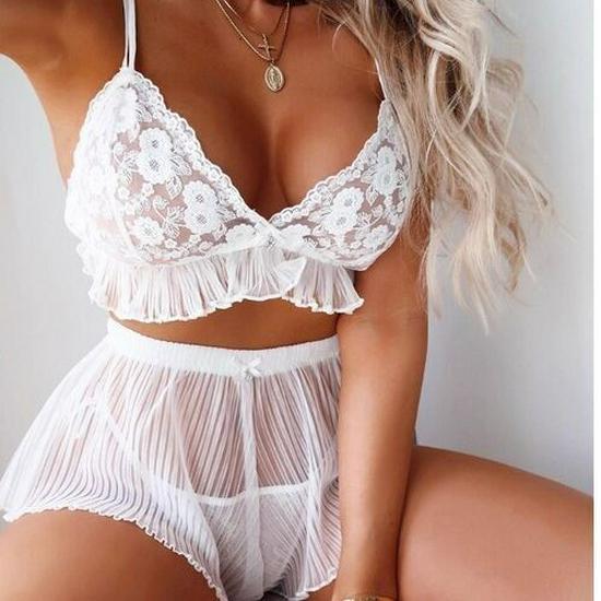 

Европейский и американский кружевной шарм Три части Сексуальный комплект нижнего белья Extra Large белый