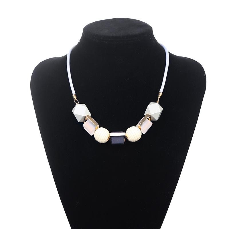 Цветное деревянное круглое ожерелье с подвеской из бисера — фото 5