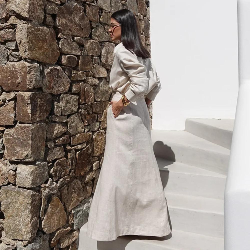 Elegantiškas moteriškas derinys: atlapais užsegamas vienaeilis marškinys ilgomis rankovėmis + liekninantis aukštu liemeniu pusilgis sijonas. Moteriškas dviejų dalių komplektas.