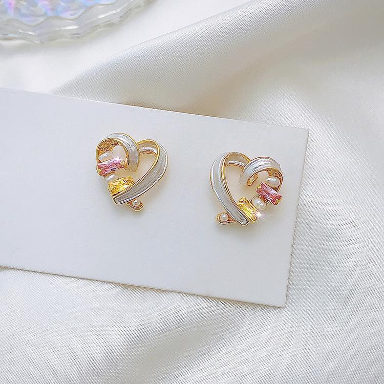 

S925 silver needle Korean version of sweet heart-shaped pearl crystal stud earrings, sister who rides the wind and waves, the same earrings