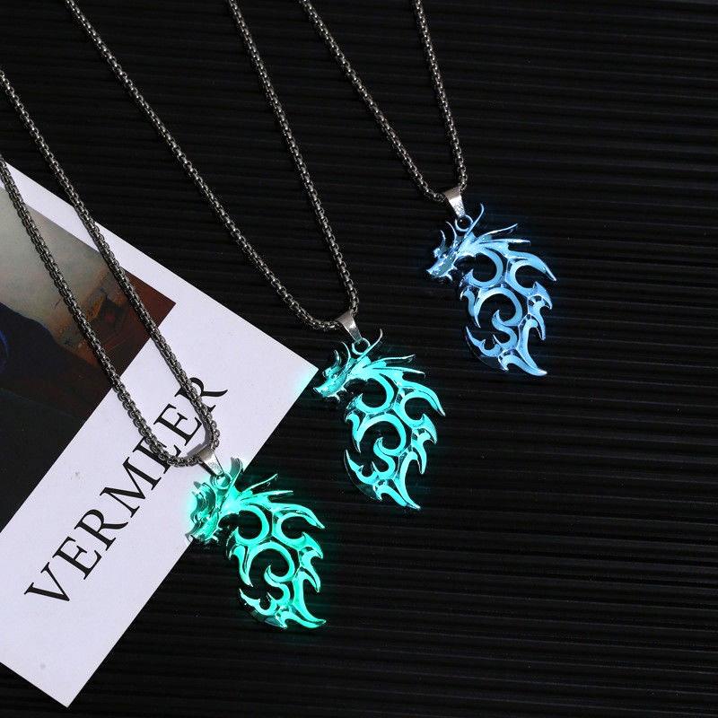 Collier Dragon Flamme Lumineuse Personnalité Punk Lumineux Pendentif Lumineux Brille dans le Noir Chaîne de Pull Collier Lumineux Bijoux Hiphop
