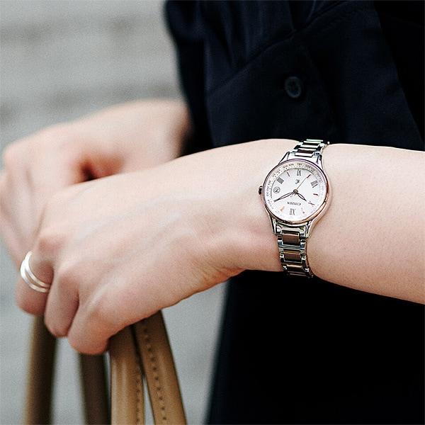 Citizen EC1165-51W ( Se xC Eco-Drive radiostyrt H246 Titania Line Happy Flight Bloom Design Eternal Platinum/Sakura Pink)