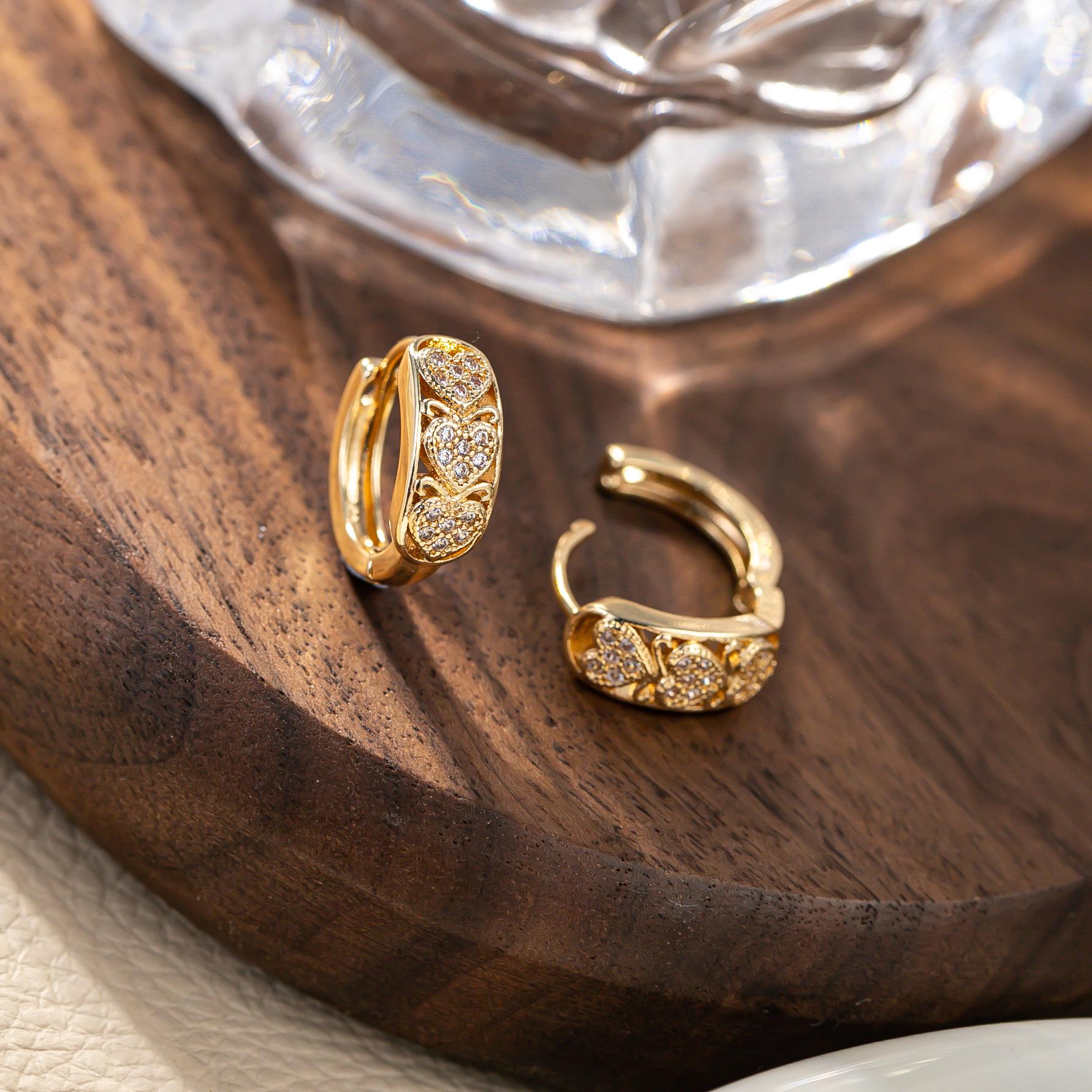 Exaggerated Heart-Shaped Diamond Earrings – Trendy, Versatile Studs with Hollow Design