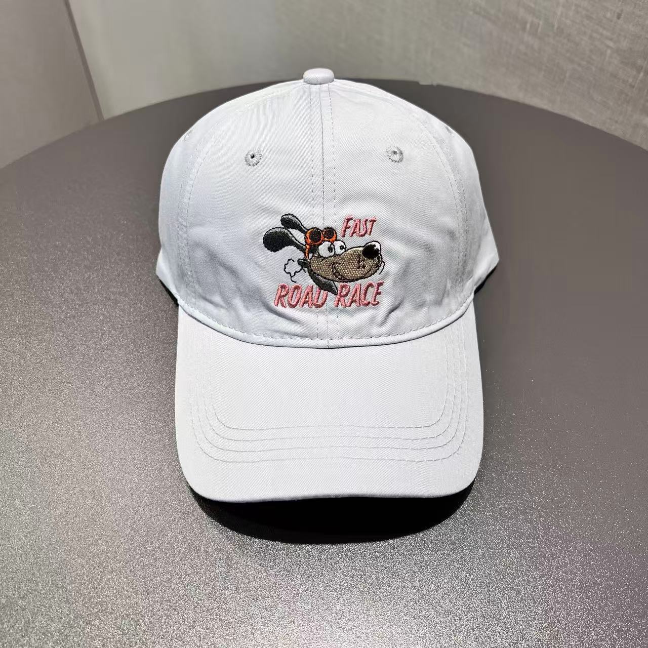 

Мультяшная вышитая шляпа Мужская и женская Корейский стиль Повседневная Мягкий верх Бейсболка Мужская и женская Парная Универсальная Бейсболка Хлопковая ткань Четыре сезона Adjustable