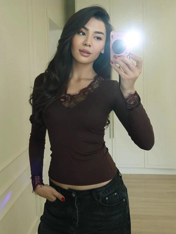 Pure Desire V-neck Lace Trim Long-sleeve Slimming Top for Women - Spring/Autumn Trendy Style