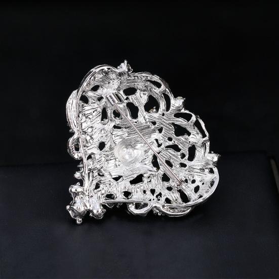 

Бутик женской броши в виде сердца со стразами