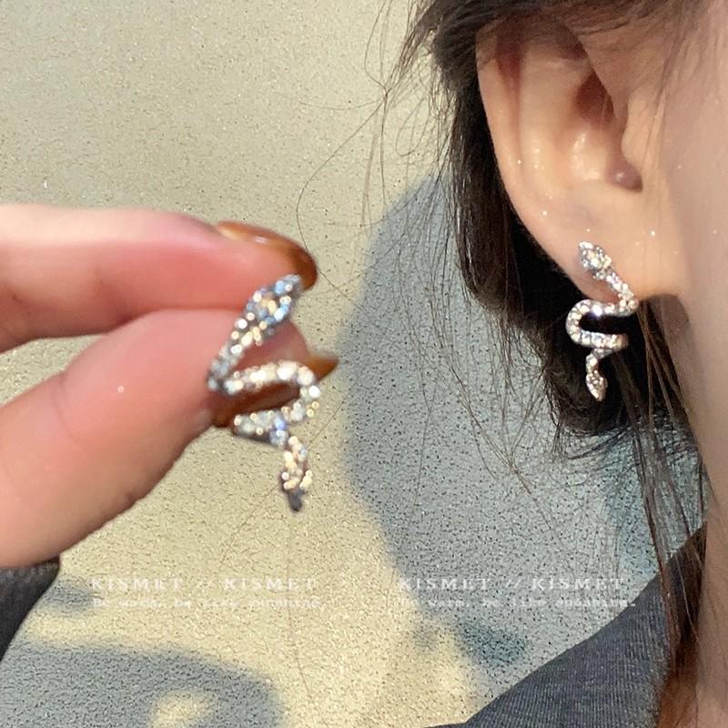 

Light luxury exquisite temperament flash Hao spirit snake stud earrings women s niche high-end earrings new gift accessories