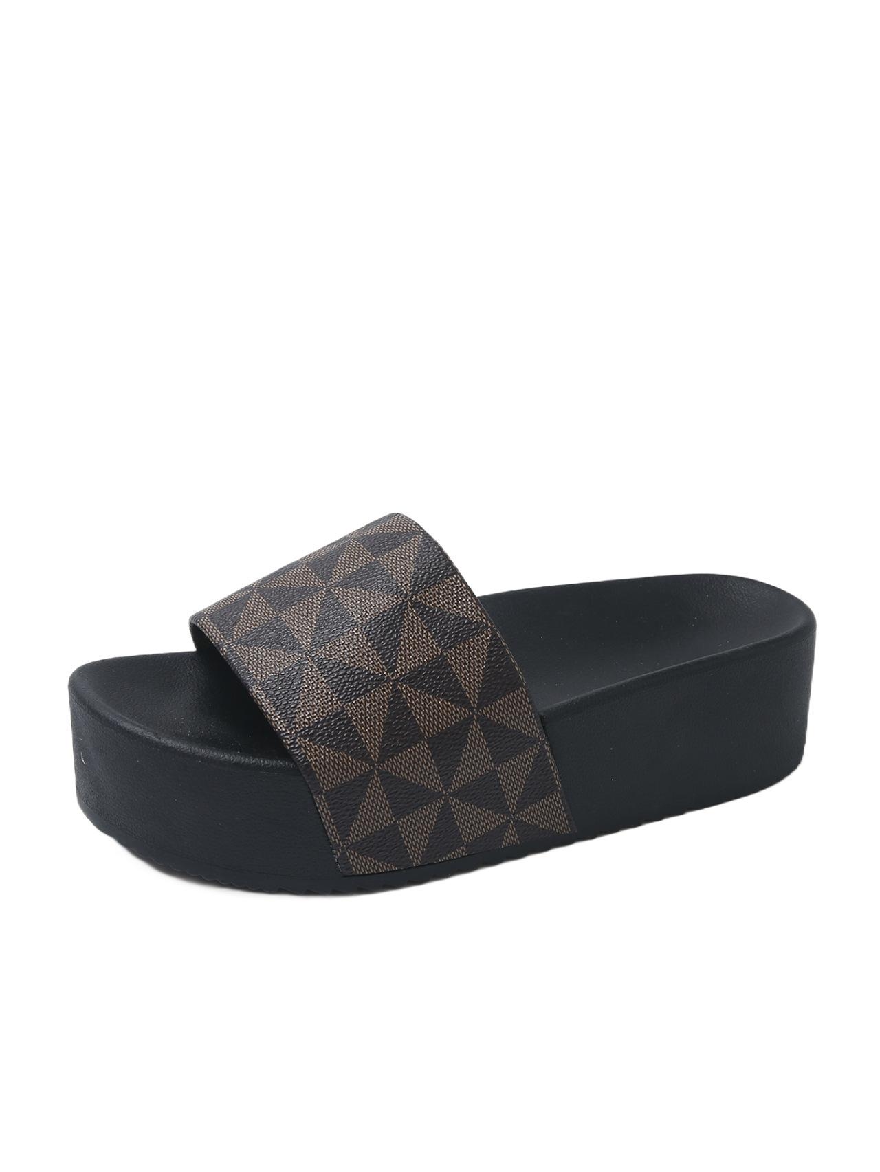 

Летом 2025 года выйдут новые однотонные женские тапочки большого размера в европейском и американском стиле с круглым носком и толстой подошвой. 36