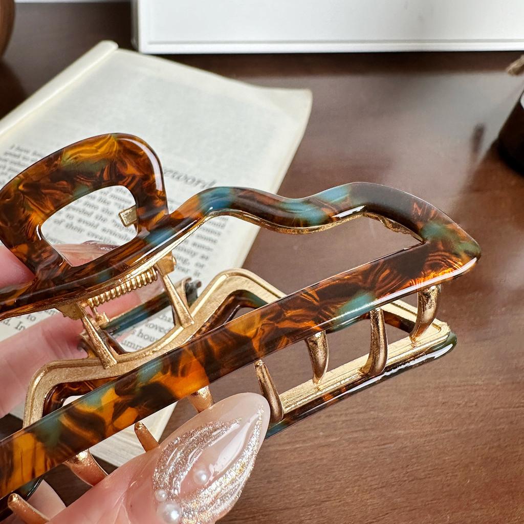 Fashion-forward Hair Claw Clip Featuring Elegant Lines For Effortless Style In Multiple Color Options