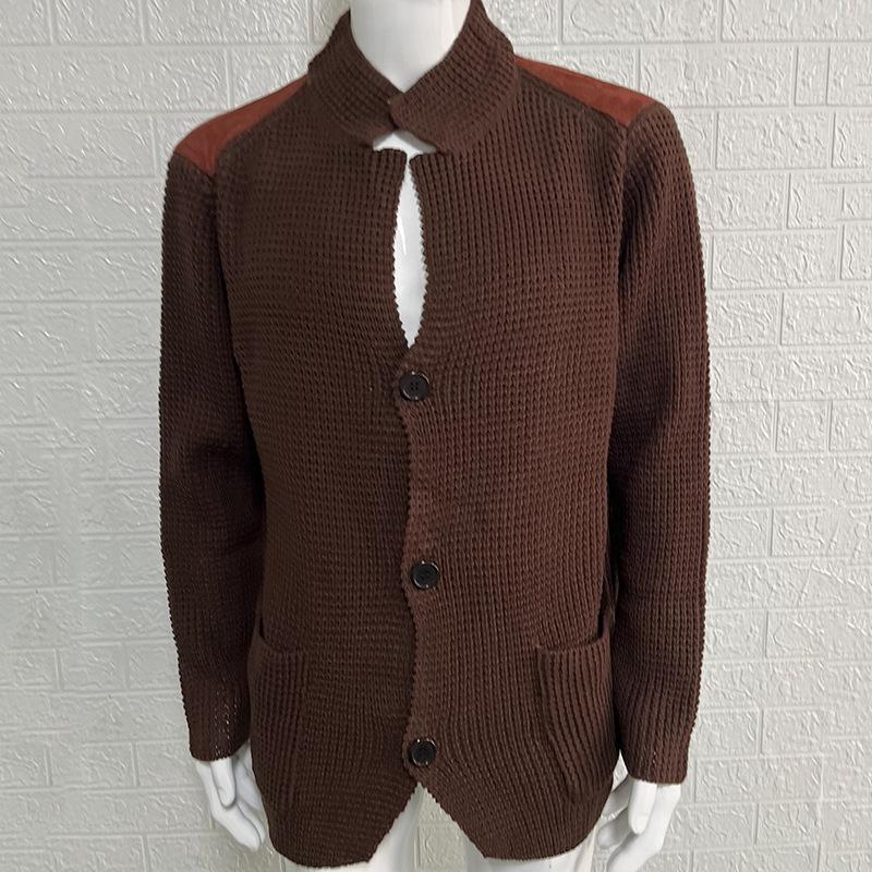 

Мужской кардиган оливково-зеленого цвета крупной вязки с коричневыми плечевыми вставками, 3 черными пуговицами и боковыми карманами S темно-коричневого