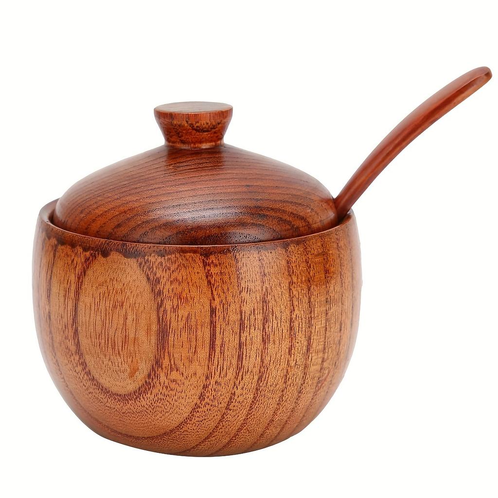 Eine native hölzerne Gewürzbox mit einem Löffel und Deckel, geeignet zum Kochen und Backen zu Hause. Es ist einfach zu bedienen und ein Muss in der Küche