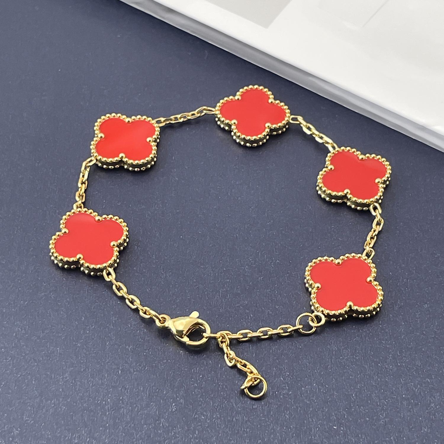 

Высококачественный браслет из титановой стали с четырехлистным клевером 15 мм, удачные цветы, легкая роскошь, тренд, сеть, красный, ощущение премиальности, не теряет цвет, браслет женский