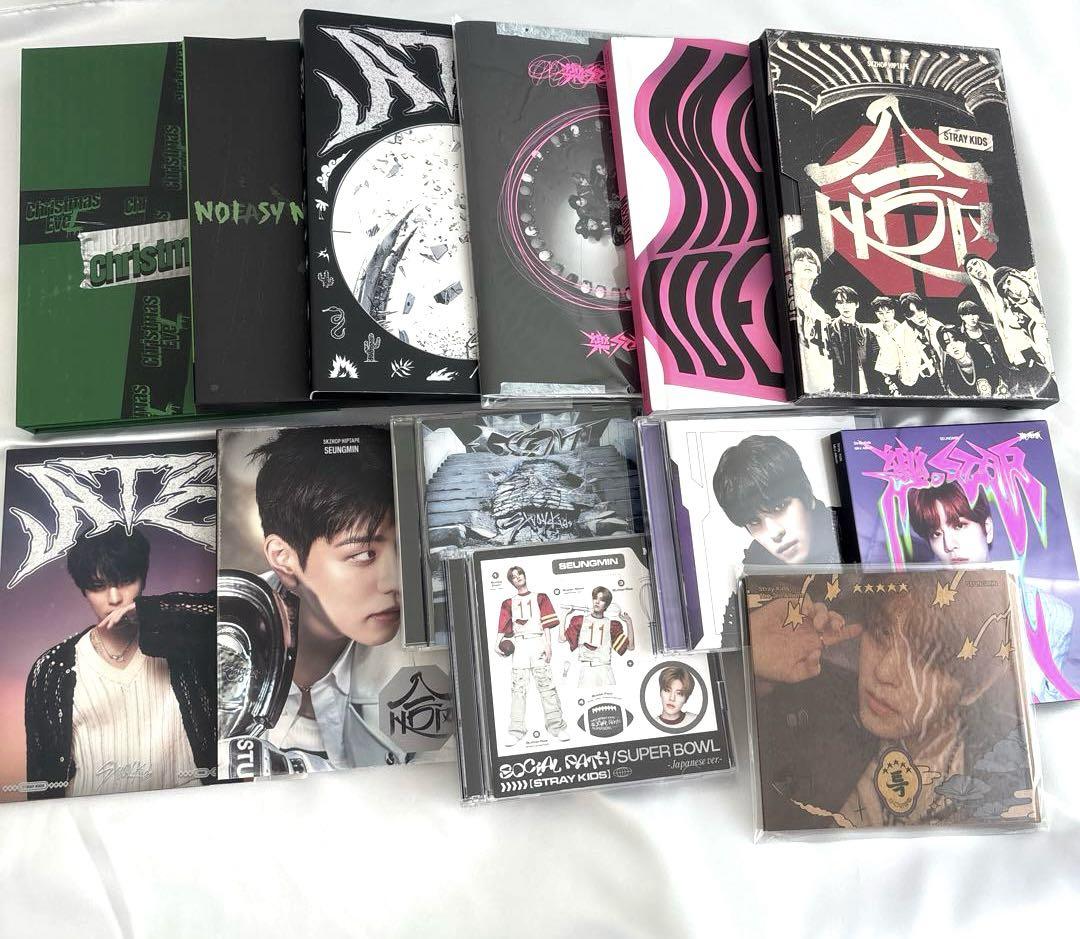 

[USED] Discount negotiations accepted. Stray Kids Bonus only. No CD. 12 discs.