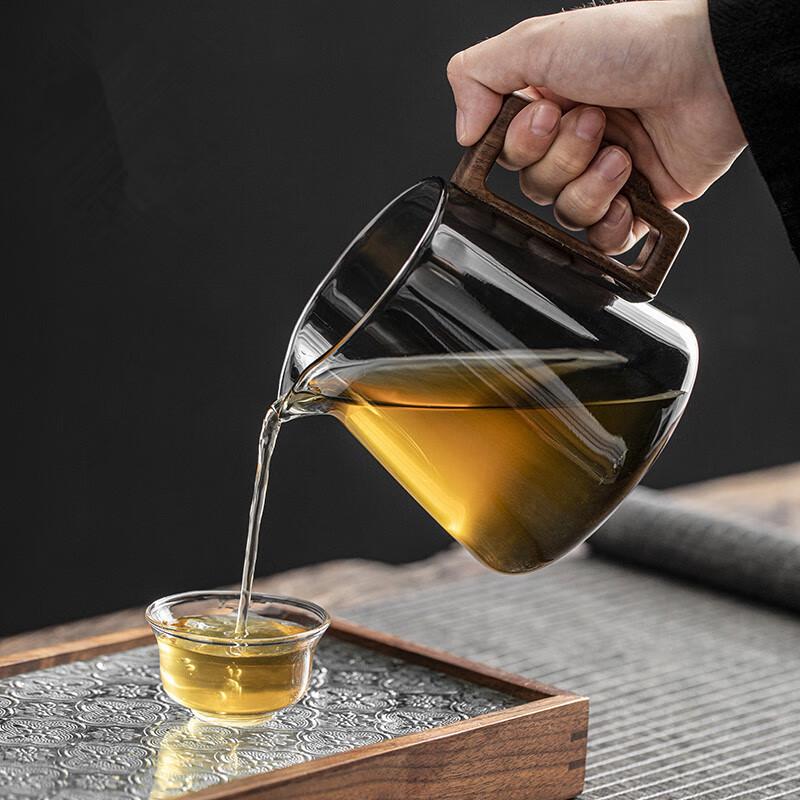 Thickened Glass Tea Pitcher with Wooden Handle