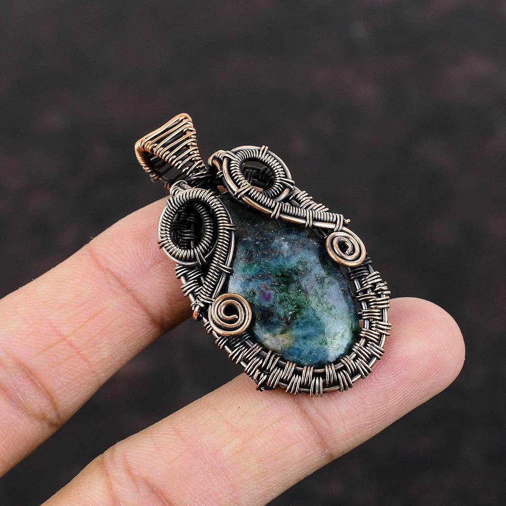 Pandantiv Rubin în Cianit Albastru Pandantiv Înfășurat în Sârmă de Cupru Bijuterii Handmade cu Pietre Prețioase Pandantiv Stil Unic Cadou Pentru Mamă Bijuterii din Sârmă de Cupru