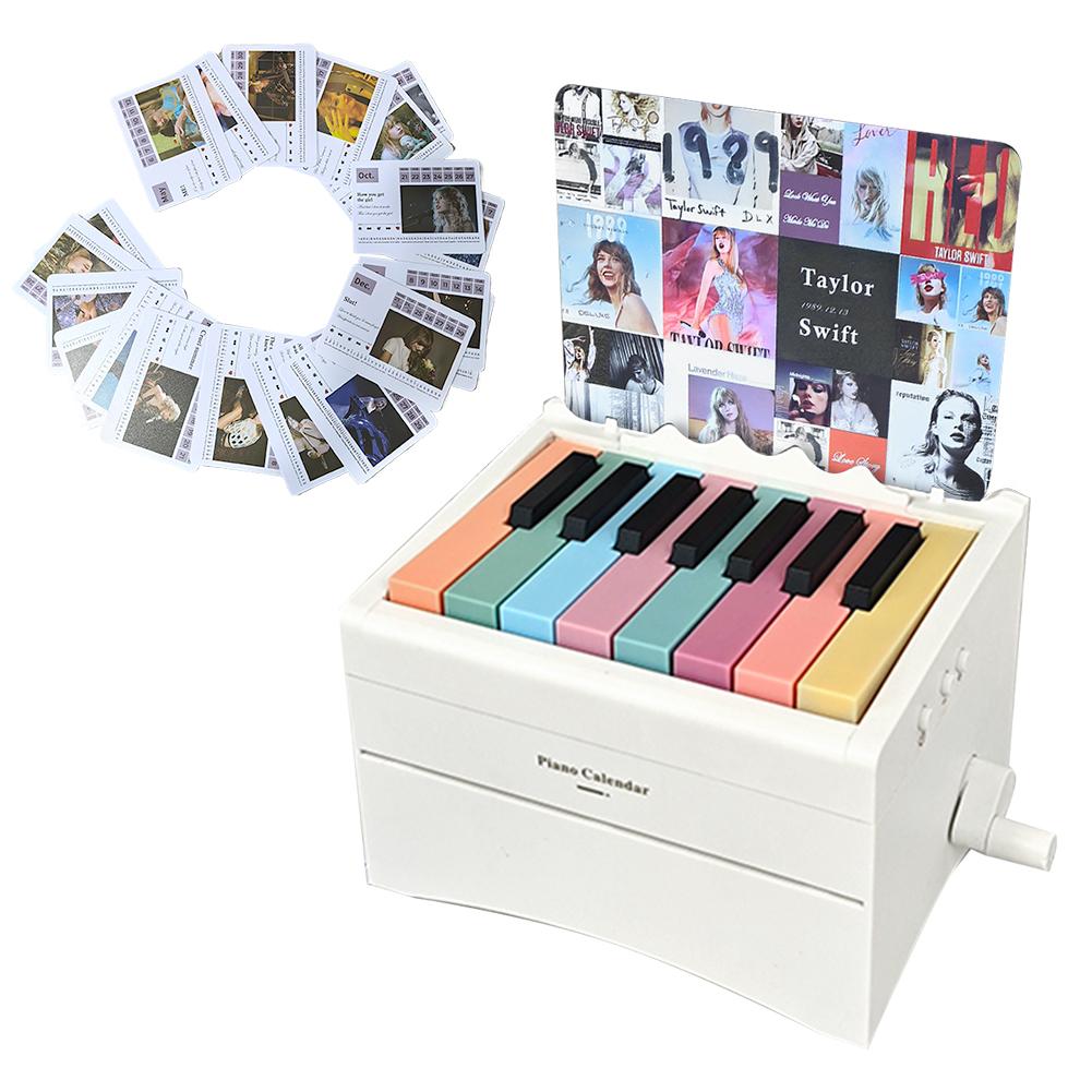 

BT Taylor Piano Календарь 2025 Мини-календарь пианино Игровые настольные периферийные украшения с 27 музыкальными карточками-календарями 52 песни белый