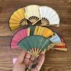 2,5 inch Mini Ventilator voor in de Auto, Telefoonketting, Bamboe Kleine Vouwventilator met Pruimenbloesem Patroon, Suzhou Ambachtelijke Ventilatorkant, Handgemaakte Lege Pop