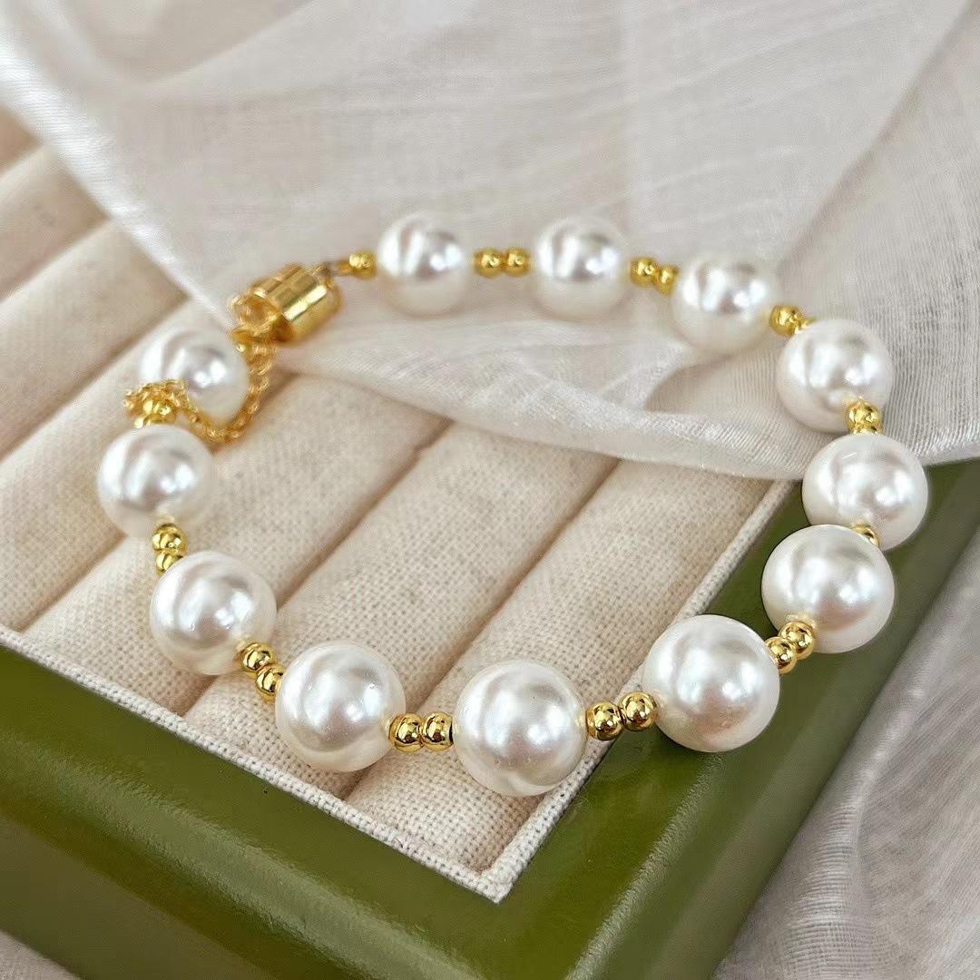 

Retro Chinese Gypsophila Natural Deep-Sea Shell Bead Bracelet Is Simple And Elegant, Round Beaded Niche