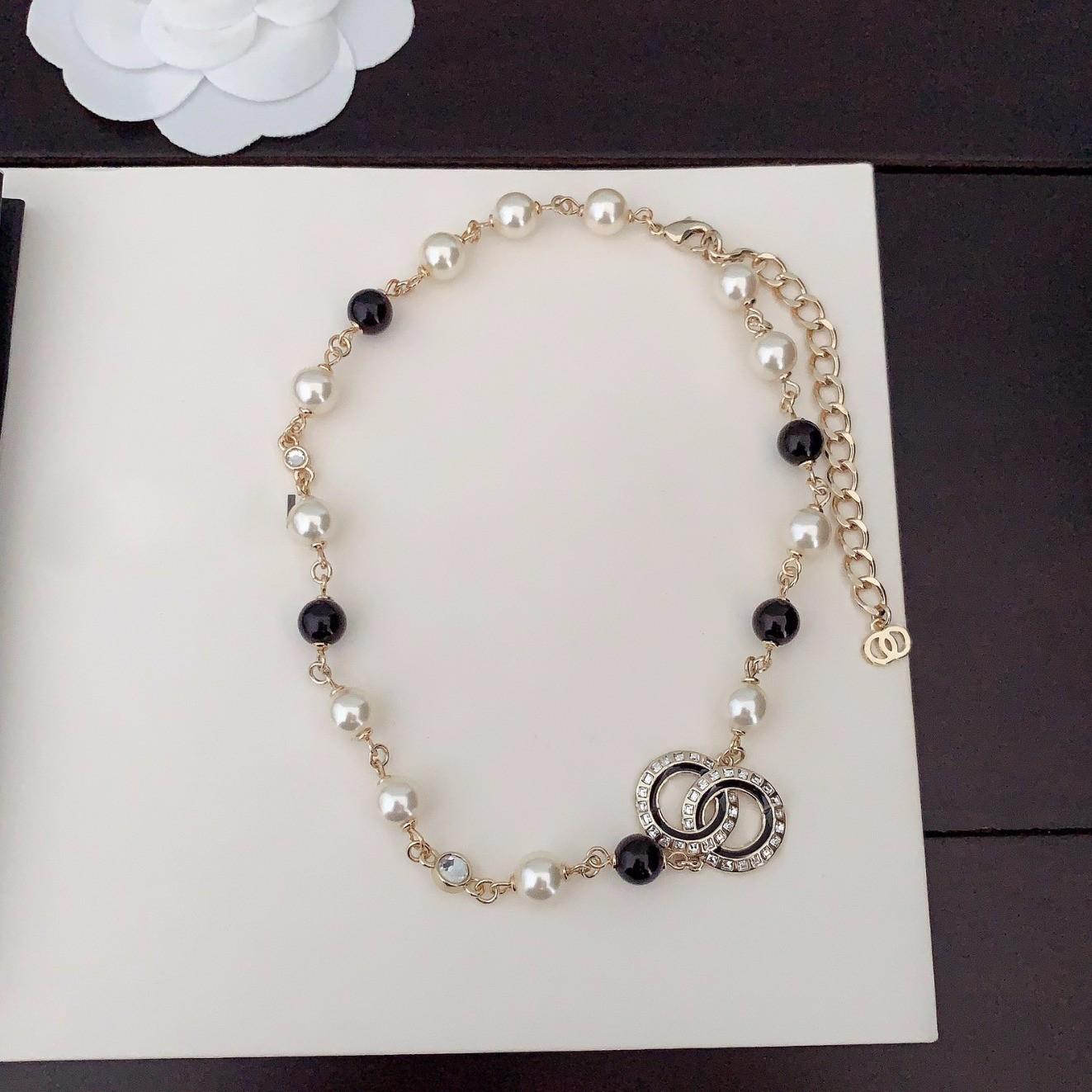 Шикарное европейское и американское черно-белое жемчужное ожерелье - Элегантная квадратная цепочка на ключицы