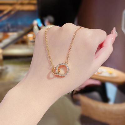 Collier élégant avec pendentif en acier titane et diamants à double cercle pour femme