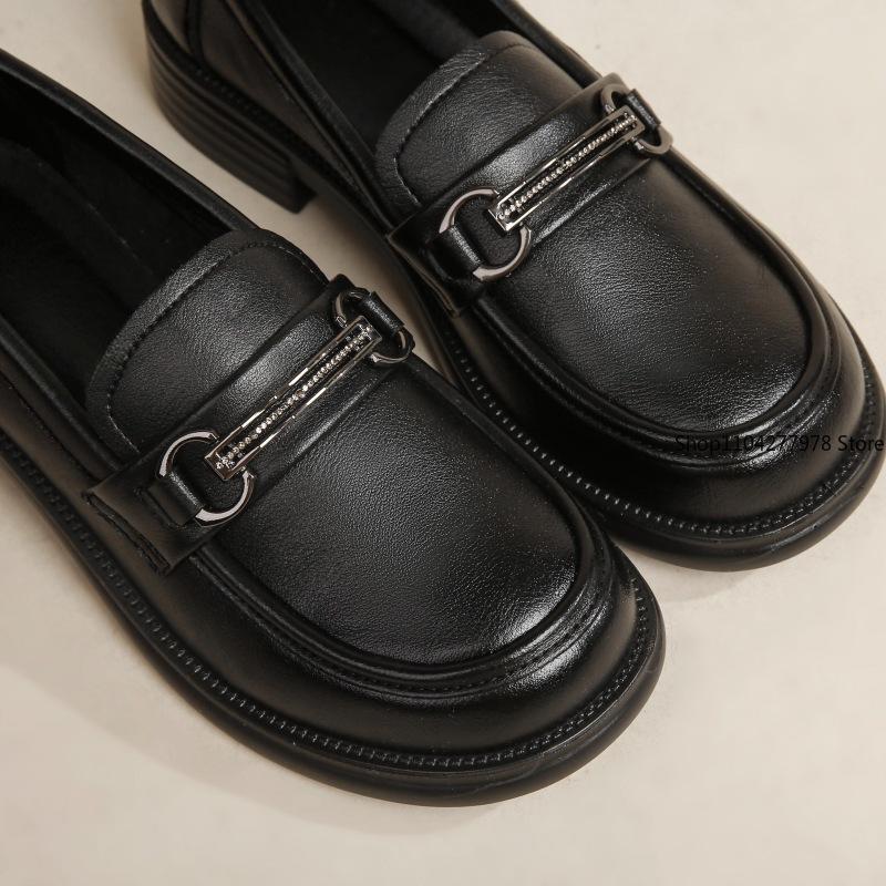 Mode PU Leder Slipper Damen Neue Flache Britischer Stil PU Lederschuhe Einzelne Schuhe Metall Flacher Absatz Arbeitsschuhe Große Größe 42