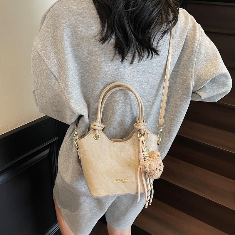 New Portable Women's Fashion Versatile Commuter Shoulder Messenger Bag