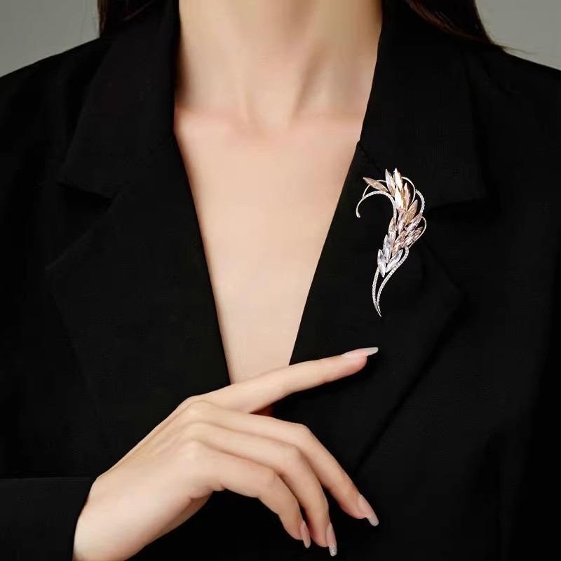 Luxurious and Elegant Tassel Brooch for Women, Fashionable and Graceful Crystal Tassel Brooch