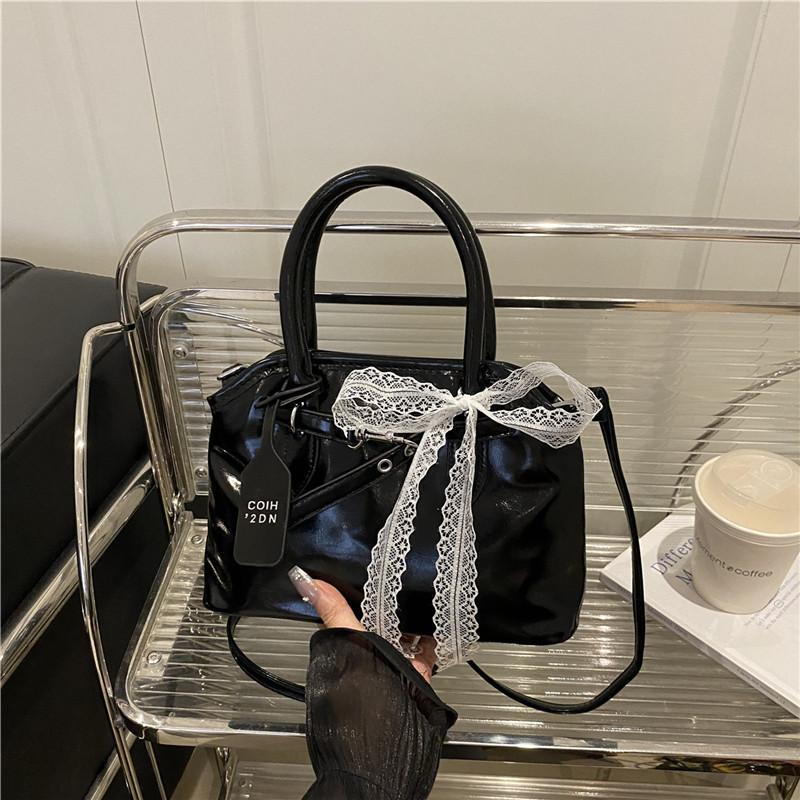 

Solid color oily leather versatile new shoulder bag women s fashion casual personality niche high-end textured messenger bag чорний