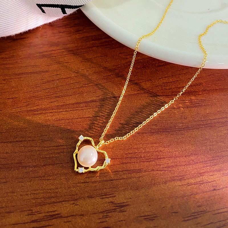 

Ожерелье из нерегулярного жемчуга Love с бриллиантовой инкрустацией для женщин с легкой роскошью и передовым чувством, универсальная цепочка-воротник