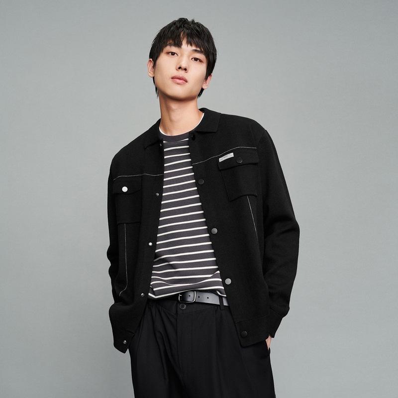 

Мужской кардиган из мягкого трикотажа на осень: Однотонный свитер с отложным воротником и цветным блочным дизайном. 46