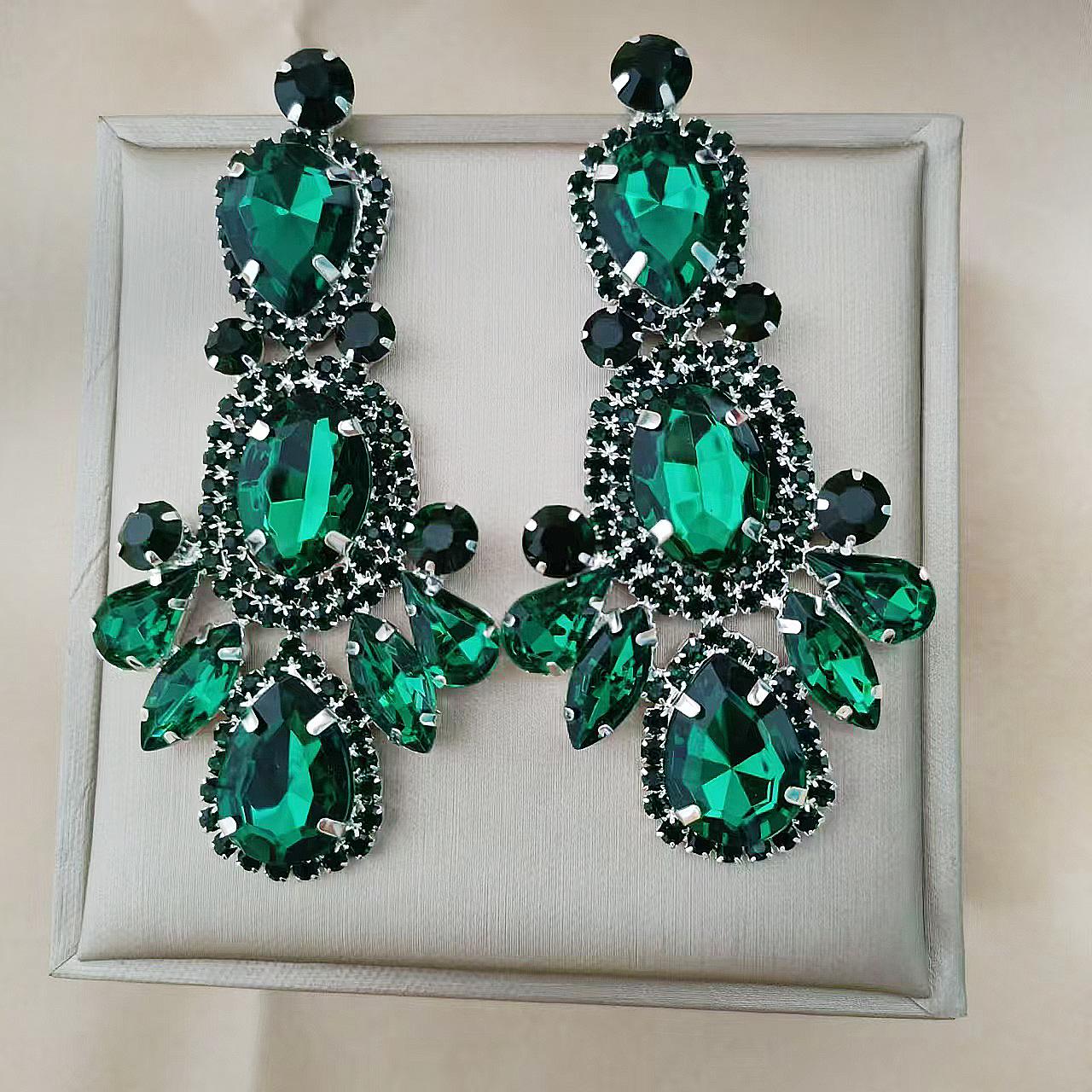 Emerald White Geometric Water Drop Stud Earrings – High-End European Light Luxury and Versatile Exaggerated Design. зелёный
