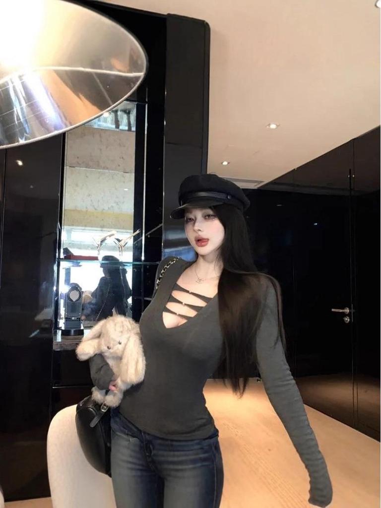 V-Neck Long-Sleeved Base Layer: Slim-Fit, Sexy, Hot Girl Style for Autumn/Winter; Pure and Desirable Temperament.