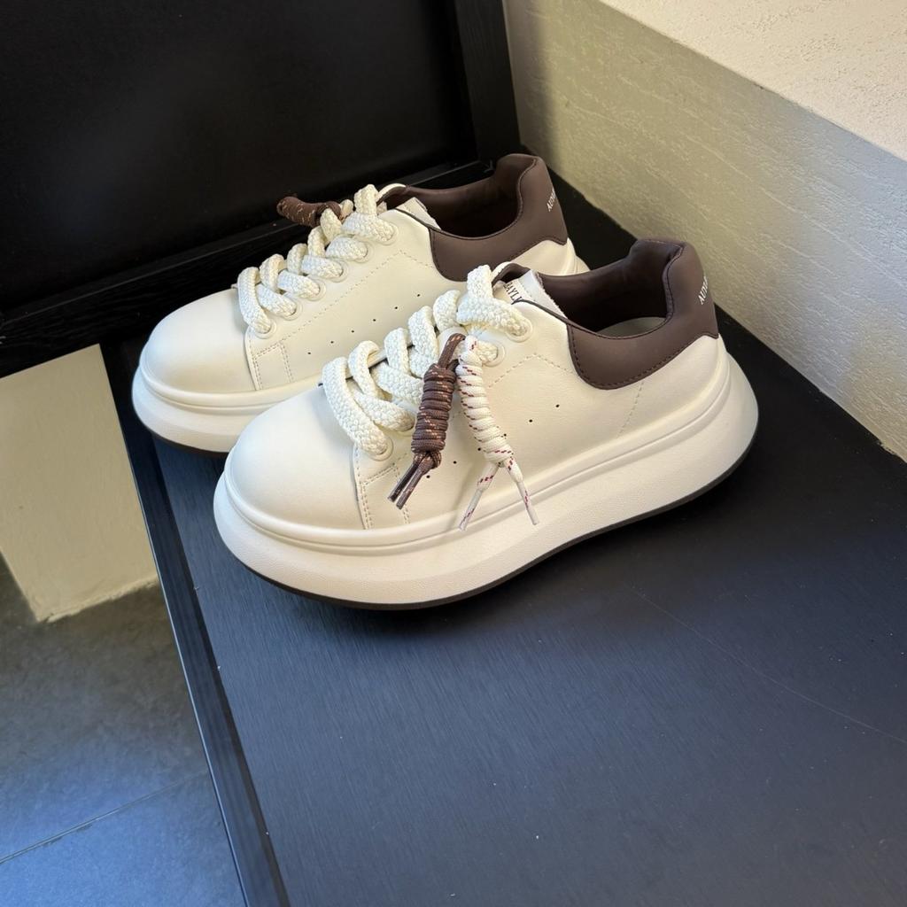Platform White Shoes Women's 2025 Autumn New Leather Muffin Shows Small and Versatile Feet, Increases the Height of Board Shoes, Casual Sports Trend