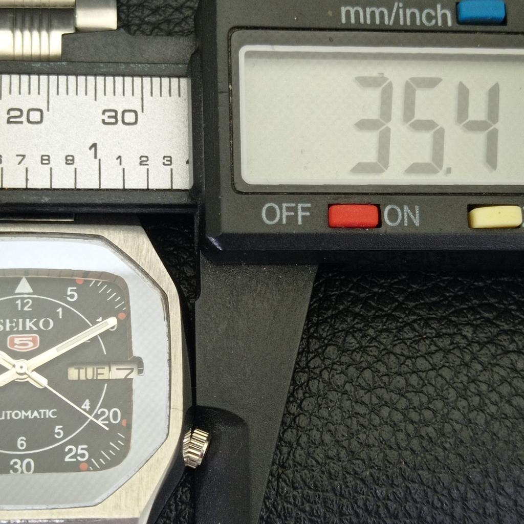 ORIGINÁLNÍ VINTAGE SEIKO 5 AUTOMATIC JAPAN 7009A PÁNSKÉ HODINKY S ČERNÝM CIFERNÍKEM a702468-5 R124-a702468