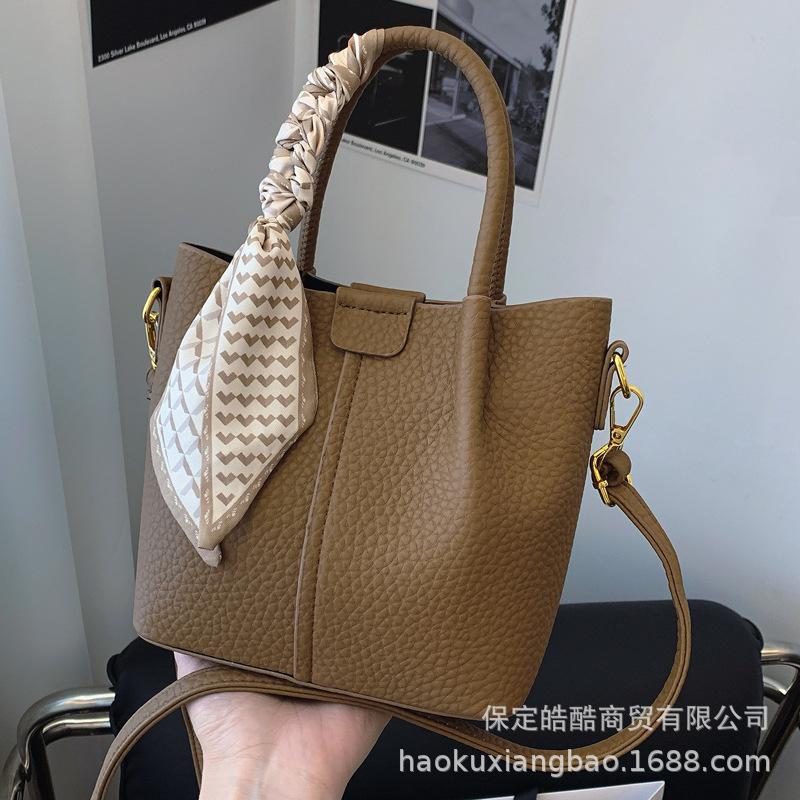 This year's popular bag women's large-capacity 2025 new autumn and winter versatile casual shoulder bag commuter bucket bag