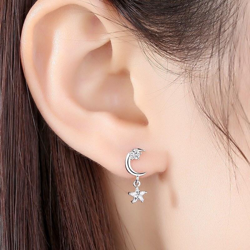 Silverfärgade Mode Asymmetriska Örhängen Stjärna och Måne Hängande Örhängen för Kvinnor Brudar Brudtärnor Alla Hjärtans Dag Gåvor