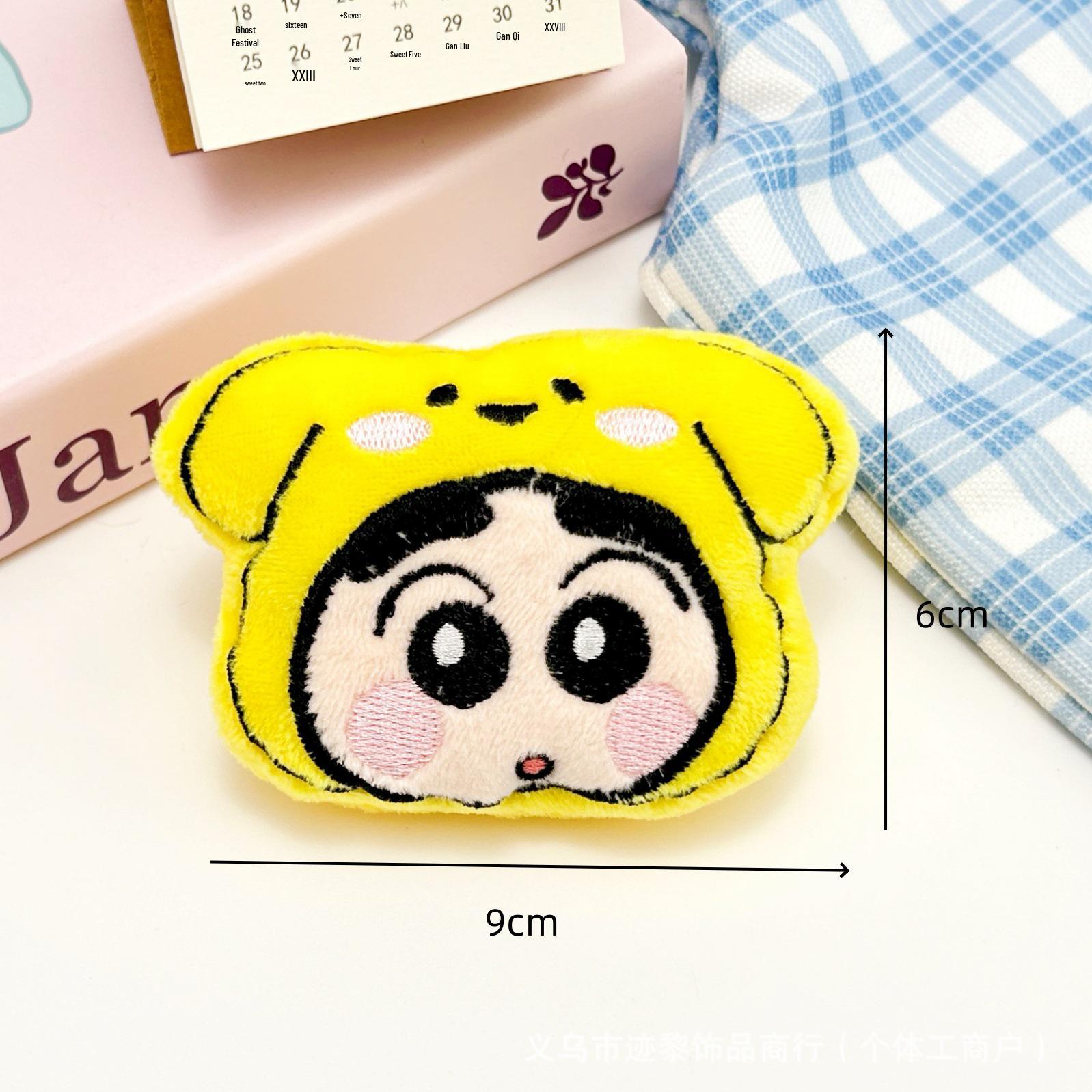 

Милый пищащий плюшевый кулон Crayon Shin-chan с мультяшными солнцезащитными очками, брошь в виде куклы Масао и аксессуары Shin-chan. Back Opening