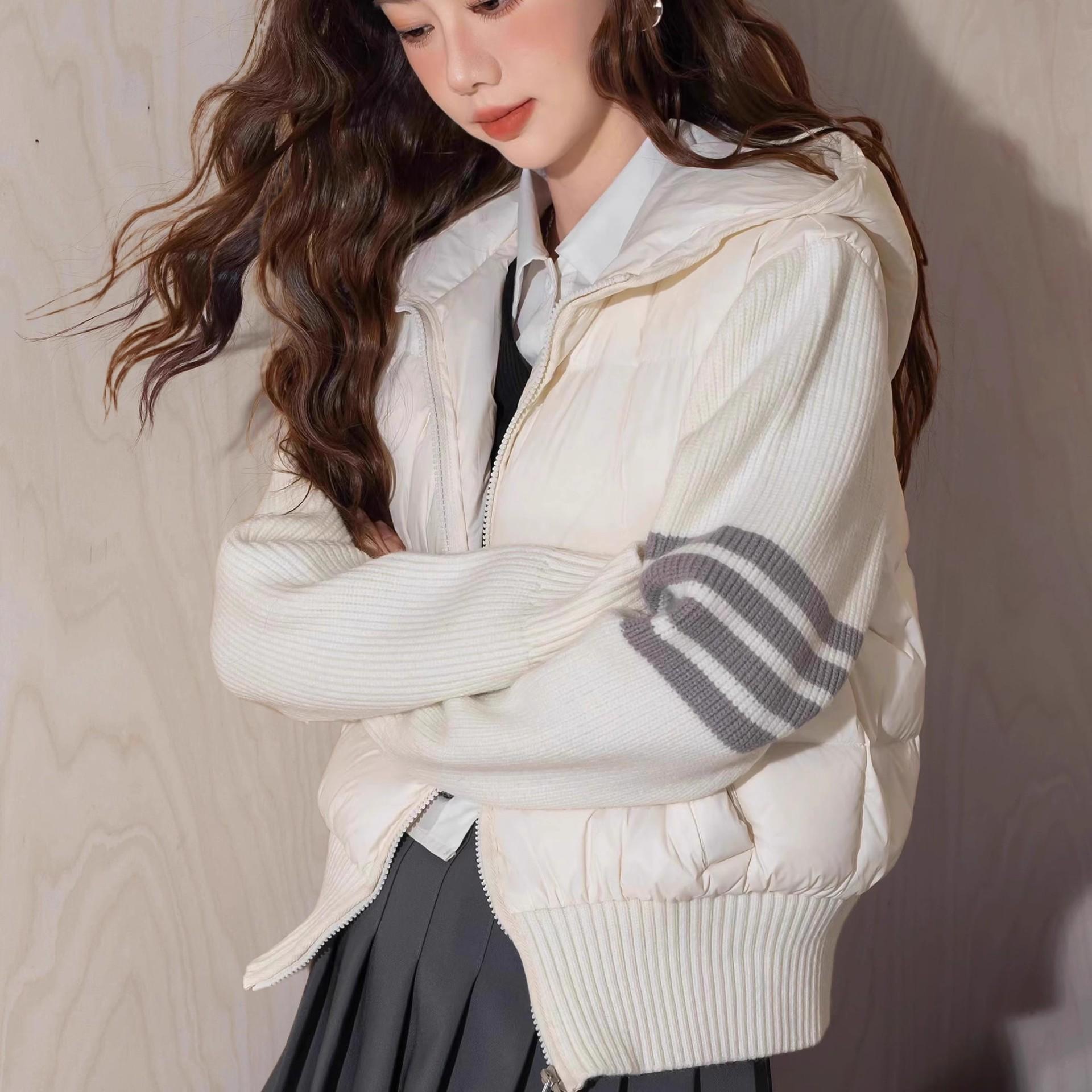 

Новая маленькая пуховая куртка с капюшоном на осень и зиму женская 2025 корейская версия с трикотажными рукавами, вставками, одежда для йоги, тренд S слоновая кость