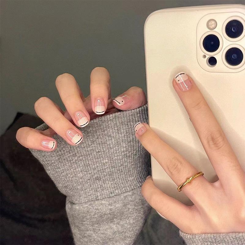 Минималистичные молочно-белые короткие накладные ногти - Простые нюдовые заплатки для маникюра