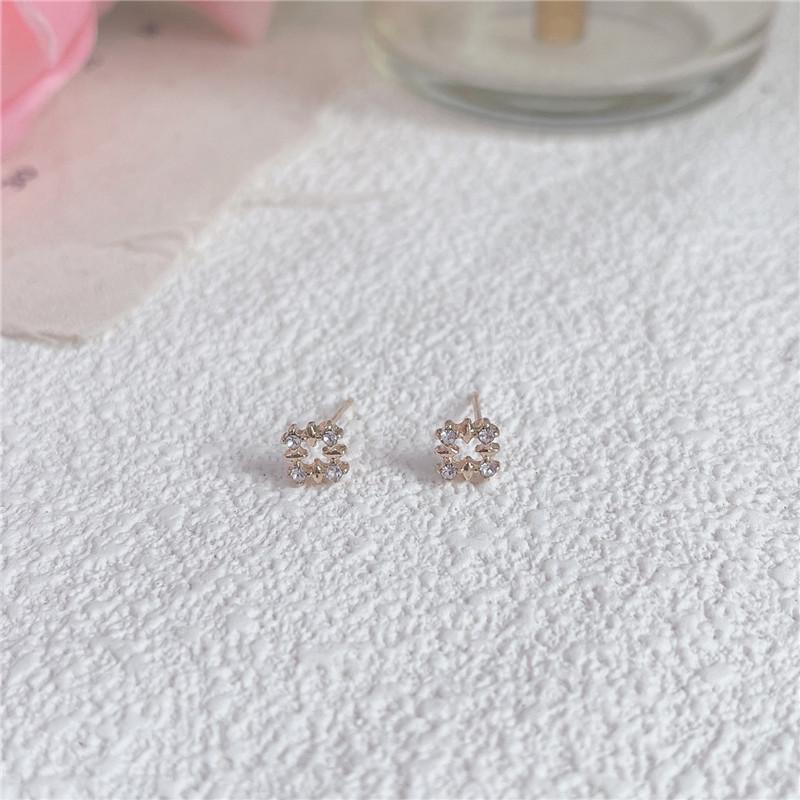 

Изысканные полые бриллиантовые серьги с иглой из серебра 925 пробы